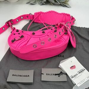 Women’s Balenciaga LE CAGOLE shoulder bag in hot pink lamb skin. NWT